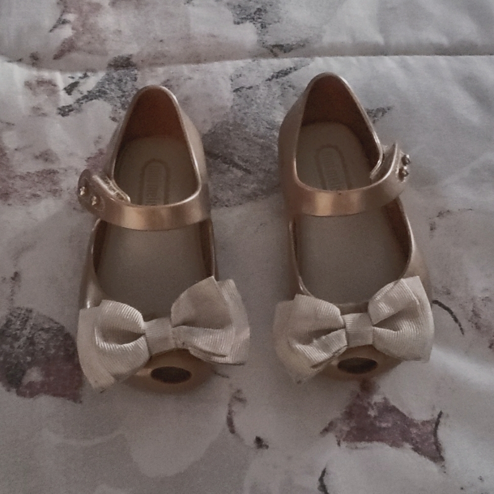 Mini Melissa baby girl size 5 gold with tan bow